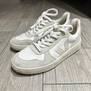 Veja Sneaker White and Beige Size 7